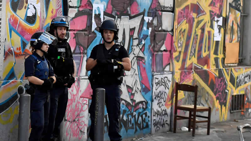 法国警察驱逐非法占房行为