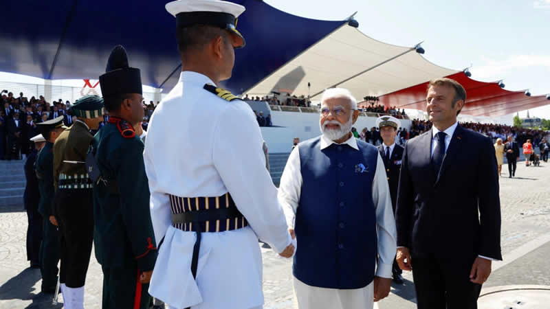 印度总理莫迪和法国总统马克龙出席法国国庆阅兵式