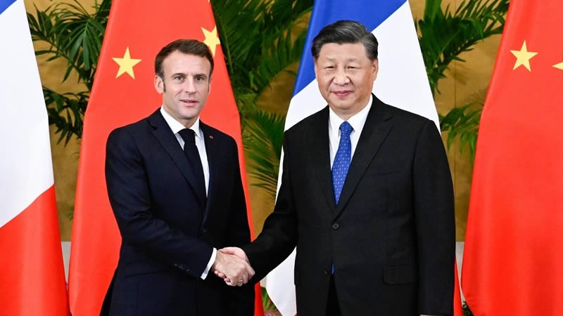 11月15日上午，中国国家主席习近平在印度尼西亚巴厘岛会见法国总统马克龙