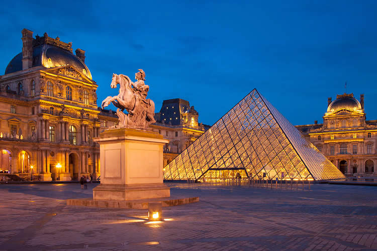 法国卢浮宫夜景