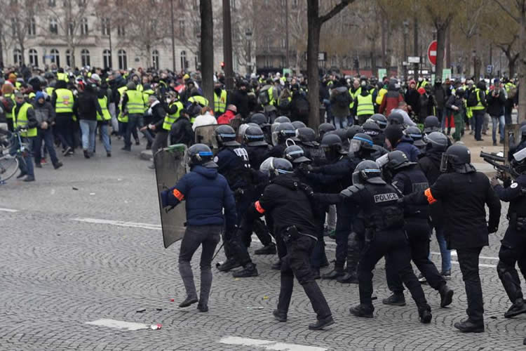 法国黄背心与法国警察