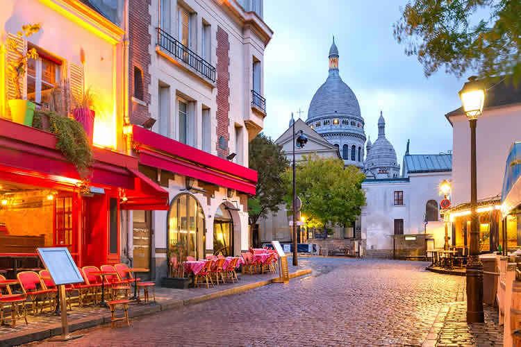 巴黎著名的圣心大教堂旁边的餐厅空无一人