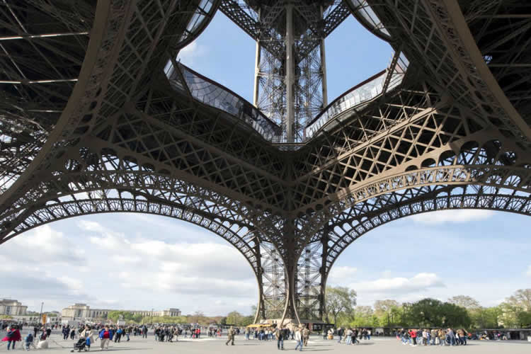 巴黎艾菲尔铁塔6月25日重新开放