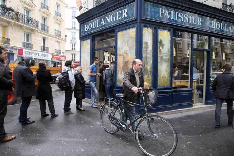 巴黎人街头排队买面包