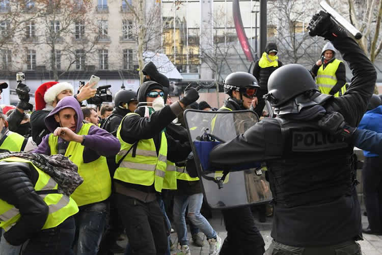 法国警察棒击黄背心群众