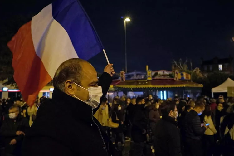 法国人集会纪念被伊斯兰凶手谋杀的老师塞缪尔·帕蒂
